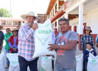 Julio Arreola cumple con el campo: entrega fertilizantes en Huiramangaro