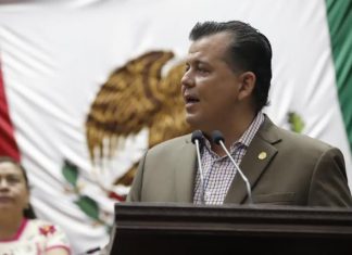 Propone Memo Valencia renovar placas cada diez años en Michoacán
