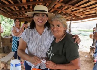Brinda Alma Mireya González un reconocimiento, con cariño y gratitud a madres de Icuácato