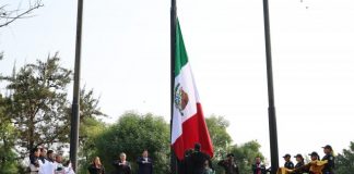 Encabeza Alfonso Martínez Alcázar, Izamiento de banderas por 484 Aniversario de Morelia