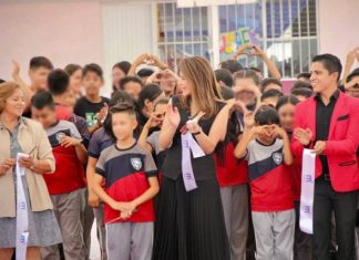 Paola Delgadillo entrega techumbres a primarias del poniente de Morelia