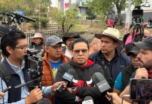 Comuneros de Arantepacua usan camión repartidor como ariete y derriban portón de Casa Michoacán