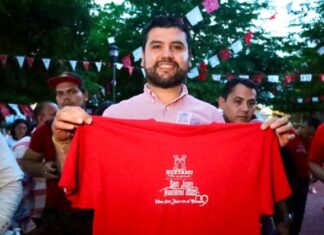 Octavio Ocampo asiste a la celebración de San Juan en Huetamo