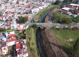 Alfonso Martínez supervisa trabajos de desazolve en dren Arroyo de Tierras
