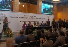 Educación, pilar para tener un mejor porvenir; entrega Congreso, Medalla al Mérito Docente