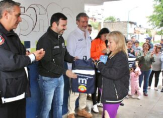 Entrega Yankel Benítez Mochilas de Emergencia a vecinos de Morelia