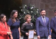 Recibe Verónica Villaseñor, presea Amalia Solórzano