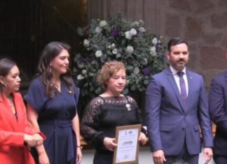 Recibe Verónica Villaseñor, presea Amalia Solórzano