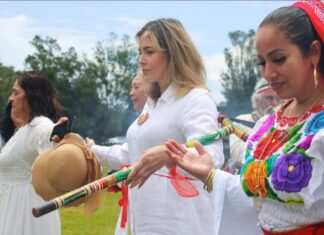 Diputada Brissa Arroyo recibe Bastón de Mando de los Pueblos Originarios