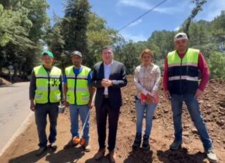 Celebra Vicente Gómez la realización de obras de rehabilitación carretera en el distrito XIX