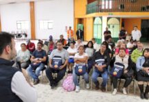 Yankel Benítez entrega mochilas de emergencia en colonia Industrial