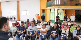 Yankel Benítez entrega mochilas de emergencia en colonia Industrial
