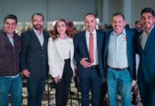 Víctor Manríquez reconoce el trabajo del presidente municipal de Áporo en su Primer Informe de Gobierno