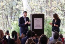 Alfonso Martínez y Paola Delgadillo colocan la primera piedra de la Casa del Adulto Mayor