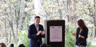 Alfonso Martínez y Paola Delgadillo colocan la primera piedra de la Casa del Adulto Mayor
