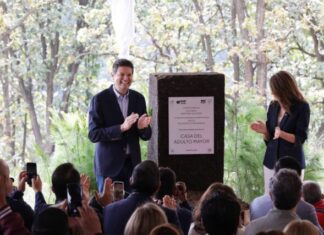 Alfonso Martínez y Paola Delgadillo colocan la primera piedra de la Casa del Adulto Mayor