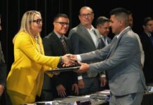 A derribar los muros de desigualdad, llama Yarabí Ávila a las y los egresados de Ingeniería Civil