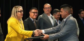 A derribar los muros de desigualdad, llama Yarabí Ávila a las y los egresados de Ingeniería Civil