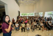 Gladyz Butanda presenta Plan de Movilidad a jóvenes de Apatzingán
