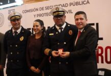 Encabeza Vicente Gómez ceremonia para reconocer a las y los bomberos