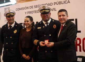 Encabeza Vicente Gómez ceremonia para reconocer a las y los bomberos