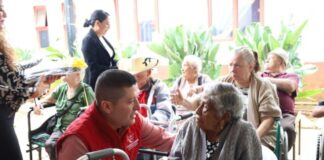 VICENTE GÓMEZ FESTEJA A ABUELAS Y ABUELOS DEL DISTRITO XIX