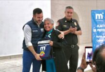 Yankel Benítez entrega mochilas de emergencia