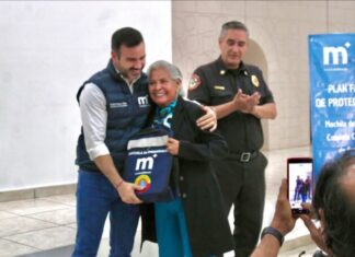 Yankel Benítez entrega mochilas de emergencia
