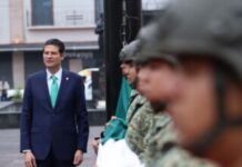 Alfonso Martínez Alcázar preside izamiento de la Bandera Nacional, en el inicio de los festejos patrios