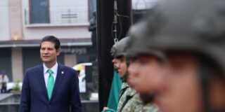Alfonso Martínez Alcázar preside izamiento de la Bandera Nacional, en el inicio de los festejos patrios