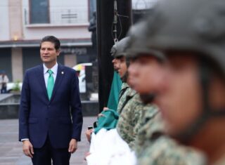 Alfonso Martínez Alcázar preside izamiento de la Bandera Nacional, en el inicio de los festejos patrios