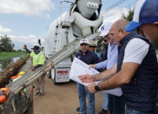 Alfonso Martínez construye muro de contención en dren de los Itzícuaros