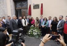 Develan placa en la biblioteca del Congreso del Estado con el nombre de “Luis González y González