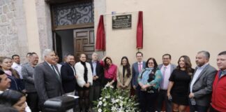 Develan placa en la biblioteca del Congreso del Estado con el nombre de “Luis González y González