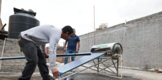 Entrega Alfonso Martínez calentadores solares a familias morelianas