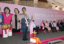 Garantizados tratamientos a mujeres con cáncer; Bedolla entrega mil 770 apoyos