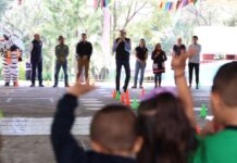 Alfonso Martínez convive con niñas y niños del Jardín de Niños Ignacio López Rayón