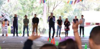 Alfonso Martínez convive con niñas y niños del Jardín de Niños Ignacio López Rayón