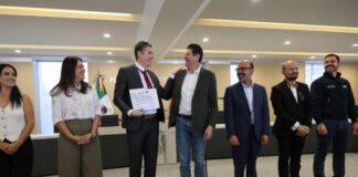 Alfonso Martínez entrega reconocimiento al Mérito Docente 2025