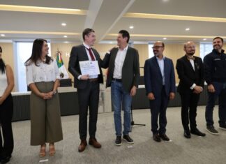 Alfonso Martínez entrega reconocimiento al Mérito Docente 2025