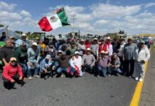 Retiran bloqueos carreteros en algunos puntos de Michoacán; productores acuerdan nueva mesa de negociación Aún y cuando a nivel federal se hizo la propuesta de aumentar el pago por cada tonelada de maíz, a 6 mil 300 pesos, los productores se negaron a firmar el acuerdo. A través de un comunicado, el Movimiento Agrícola Campesino (MAC), informó que se mantendrían los bloqueos en Michoacán, Guanajuato y Jalisco, “hasta que se haga justicia”. Tras dos días de bloqueos, los productores se mantuvieron firmes en casetas como la de Panindícuaro, en la región Bajío de Michoacán, desde donde se lanzó el llamado al resto de los puntos de la entidad, a resistir en el bloqueo, “hasta nuevas indicaciones”. “Estas son tomas indefinidas”, señalaron en un video los manifestantes, quienes exigen que el pago por cada tonelada de maíz, sea de 7 mil 200 pesos. En tanto, en la conferencia matutina del Gobierno de México, el titular de la Secretaría de Desarrollo Rural, Julio Berdegué Sacristán, indicó que los acuerdos incluyen la entrega de un bono por 900 pesos, además de créditos y seguros agropecuarios. Y la creación de un sistema nacional para definir los precios de referencia del maíz. Cabe señalar que cerca del medio día, el gobierno de Michoacán informó que se habían logrado acuerdos con los campesinos, lo que permitió levantar los bloqueos en algunos puntos carreteros y liberar las vías de comunicación en la entidad.