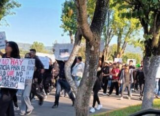 Con marchas y bloqueos carreteros en Uruapan; exigen justicia por el homicidio del alcalde Carlos Manzo
