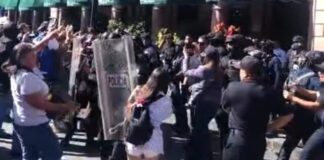 Protesta pacífica termina con dos periodistas golpeadas por la policía y 3 detenidos