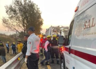 Atiende CRUM volcadura de autobús en la carretera Morelia-Pátzcuaro