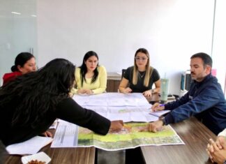 Yankel Benítez da seguimiento a proceso de regularización de colonia 13 de Abril