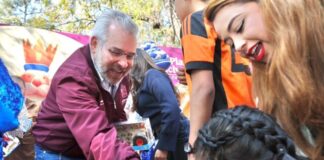 Con entrega de juguetes, celebra Bedolla el Día de Reyes en la Villa Navideña