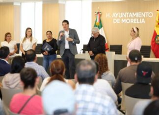 Alfonso Martínez Alcázar entrega certeza jurídica a vecinos de Ampliación Los Sauces