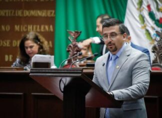 Toño Mendoza presenta iniciativa para garantizar sanitarios públicos, gratuitos y accesibles en gasolineras de Michoacán