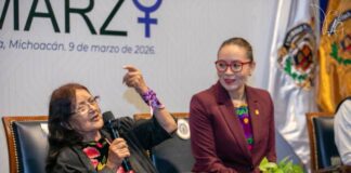 Necesario visibilizar el papel de las mujeres en la historia, señala la profesora Lupita Estrada ante estudiantes