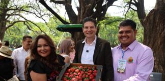 Tiende la mano Alfonso Martínez a productores michoacanos